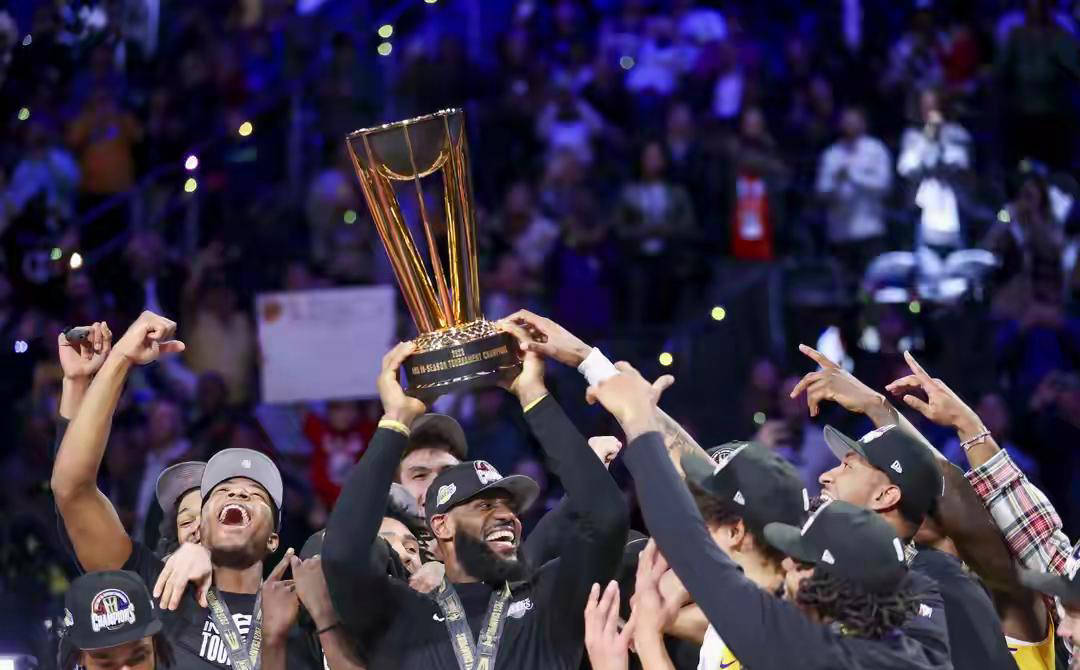 包含转折点洛杉矶湖人主帅复盘，NBA季后赛冲刺阶段攻防权衡，质疑声仍在，团队化学反应显著的词条